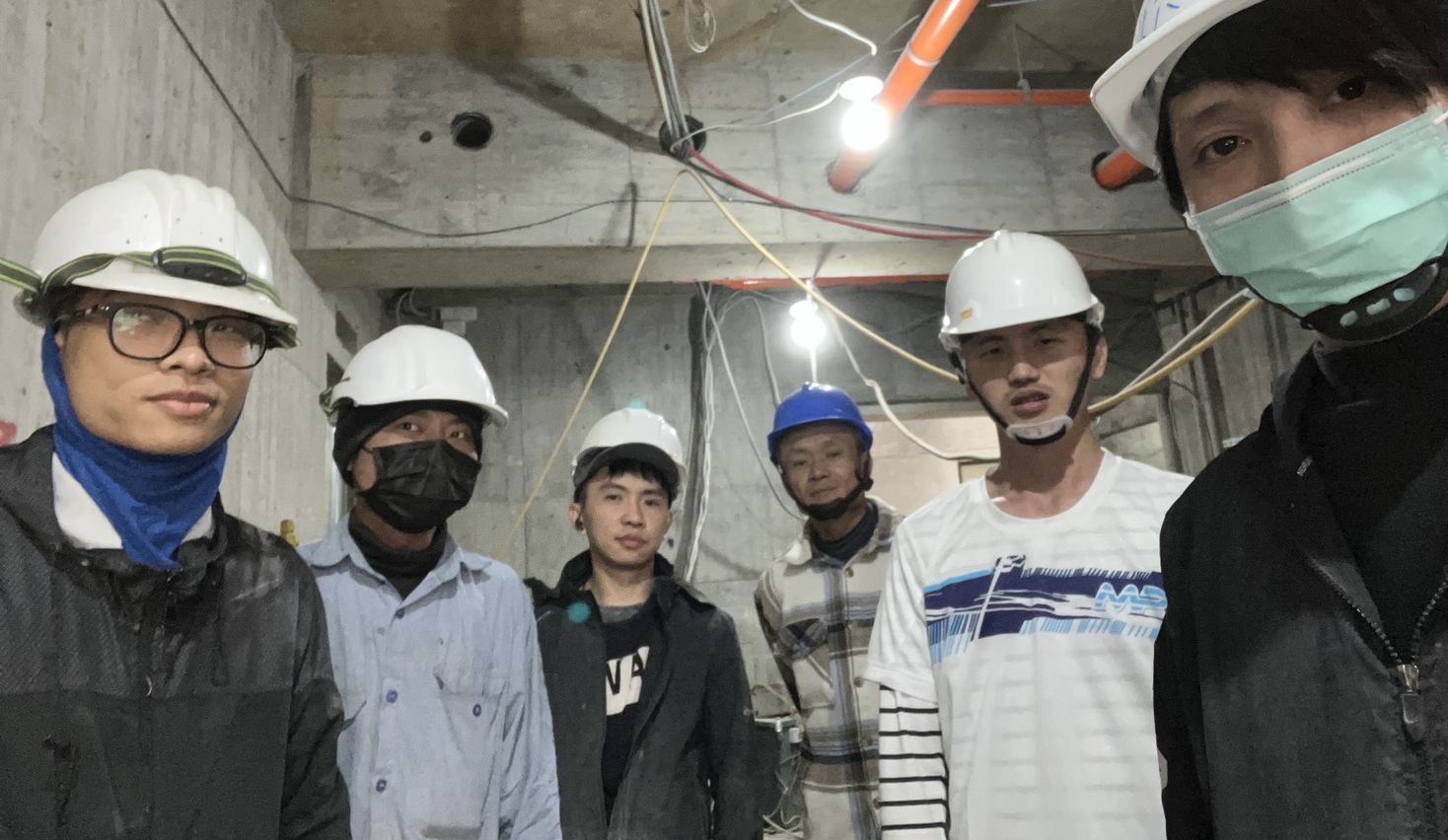 多位工人在工地現場的合影,展現團隊合作