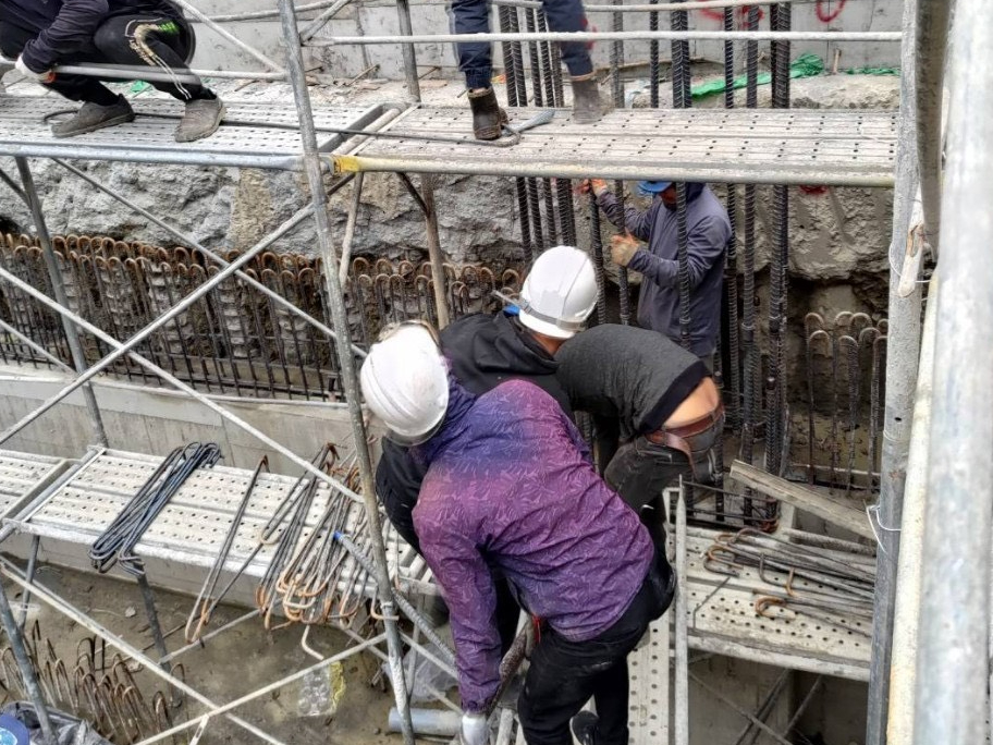 工人在鷹架上進行工作
