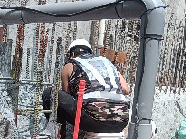 工人進行植筋作業